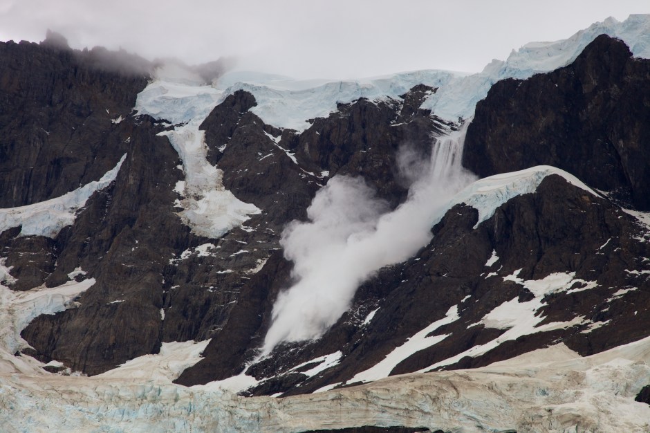 Ice breaking from the Glaciar del Frances and crashing down the mountain